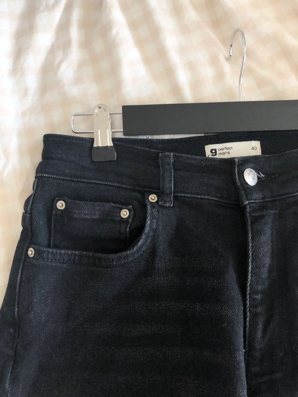 Jeans med lösare passform och lite stretch. Använda men väl omhändertagna. Riktiga fickor både fram och bak. 499kr nya från Gina Tricot🖤. Jeans & Byxor.