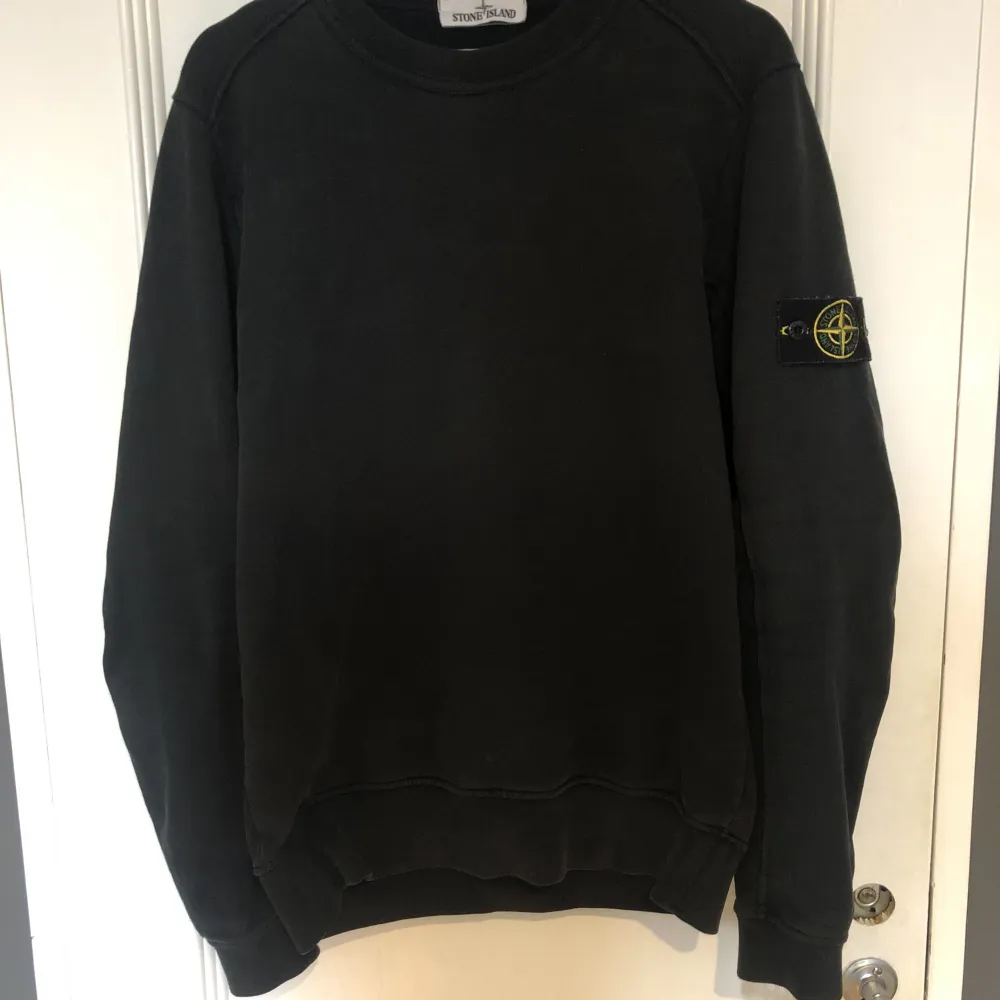 Säljer min mörkblå/svagt gröna stone island crewneck då jag tröttnat på den. Använd varsamt. Hör av dig vid intresse, öppen för byten! . Hoodies.