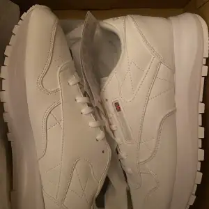 Jag säljer dom här Reebok sneakers i storlek 40,5. Jag beställde dom och dom kom för små för mig, det är setförlust jag säljer dom. Dom är helt oandvända och dom har forfarande kartong delen på som ni ser i bild 2.