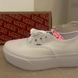 Vans Authentic Plat - Säljer dessa vans med högre sula, då dem inte passar! Helt oanvända🌸 perfekt nu till sommaren, student och konfirmation! Köpt för 849, säljer för 449! 💖