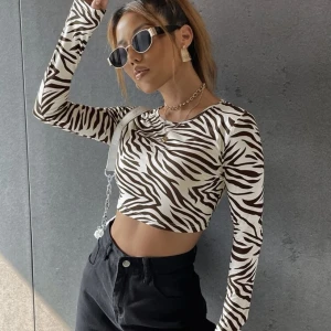 Topp - Säljer denna nya super snygga bruna zebra topp!  Köpt på Shein för 60kr