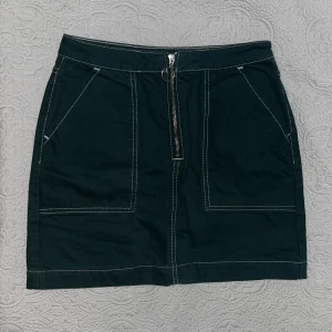 mini kjol - fin minikjol i nyskick från Nakd i storlek 38 men passar som 36 🤍