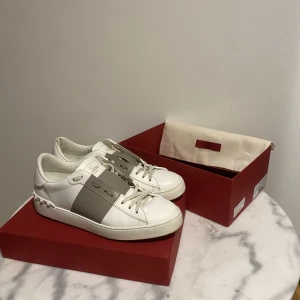 Valentino  - Tjena! Säljer dessa sjuka valentino skor, perfekta inför sommaren och i bra skick (9/10).