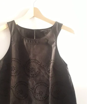 Marc jacobs linne - Svart linne i brodyr från marc jacobs nyskick