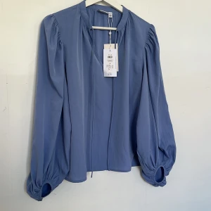 Blå blus  - Superfin blå blus från vila. Oanvänd med prislapparna fortfarande på 