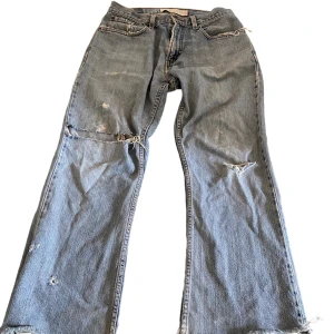 Levi’s jeans 💞 - I modellen ”low boot cut”. OBS: Klippta längst ner❤️