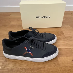 Arigatos - Sparsamt använda arigatos använd endast ett fåtal gånger. Storlek 46.  Box ingår. Skriv för frågor :)