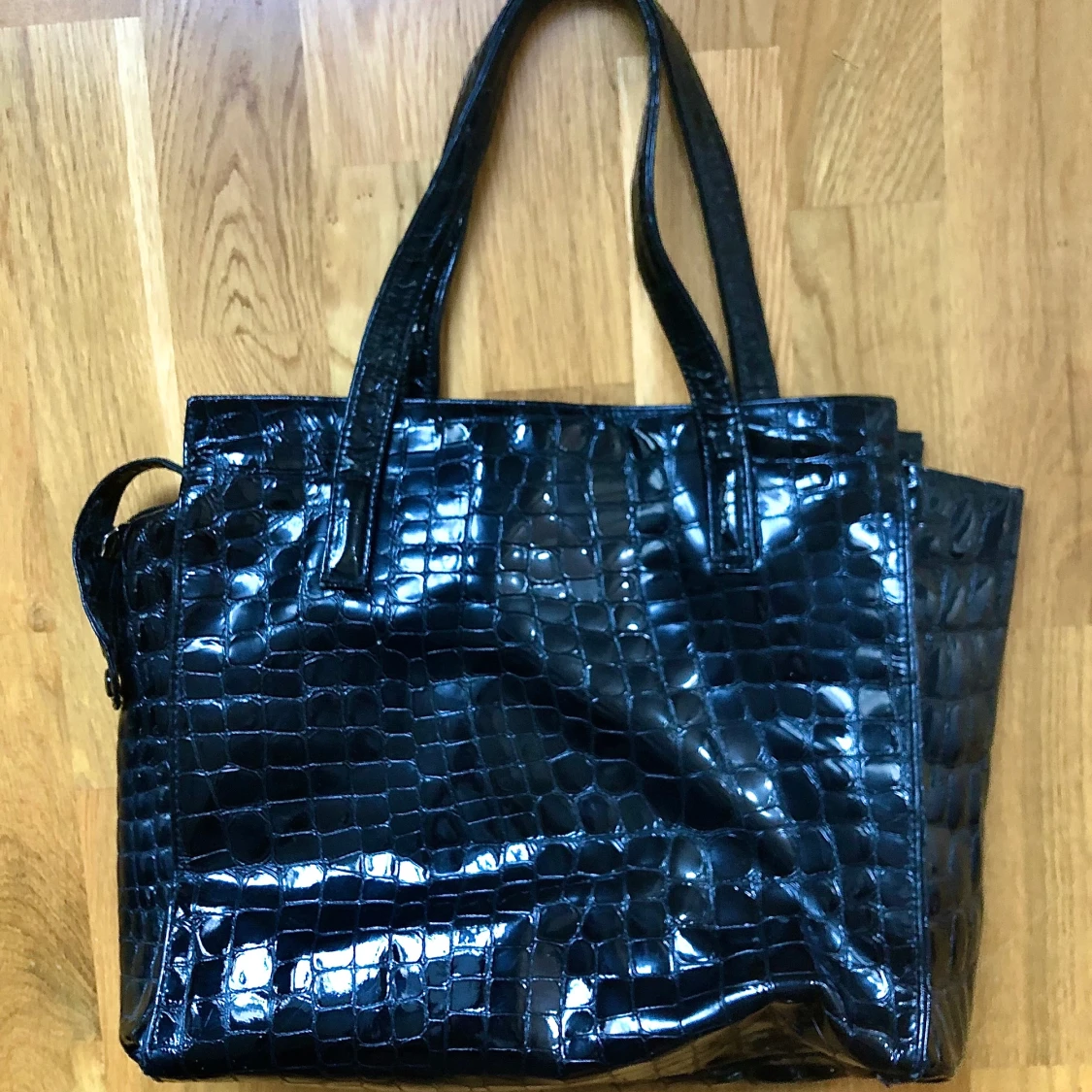 Väska ormskinnsimitation