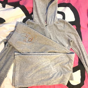 Grått juicy couture mjukisset 🌺 - Funderar på att sälja det här mjukissettet från juicy couture ifall jag får ett bra bud då det inte kommer till användning. Koftan är storlek M men sitter mer som S, mjukisbyxorna är storlek S men passar M också. Bra skick oså!!💘