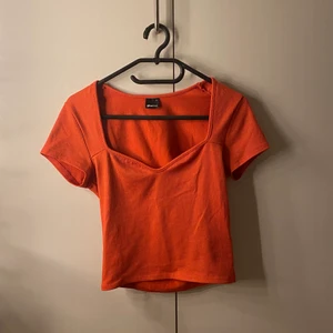 Tröja  - Har rensat min garderob och behöver göra mig bort med kläder. Säljer inte under 75kr och frakt ingår inte🚚📦 du får bestämma priset på plagget själv💕