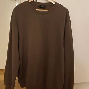 h&m sweatshirt - Säljer min H&M sweatshirt då jag inte använder den längre, fint skick, inte alls nopprig och i storlek L köpt från herravdelningen på H&M. Vid frågor skriv privat, andra bilden ger färgen mer rättvisa. 🤎