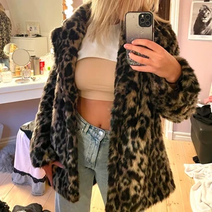 Leopard jacka Linn Ahlborg X NA-KD  - Superfina pälsjacka (fakepäls) från Linn Ahlborgs kollektion med NA-KD. Sparsamt använd