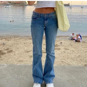 Brandy Melville jeans  - Super fina jeans från brandy Melville, storlek S och inte så mycket stretch. Midjemått: ca 39 cm innerbenslängd: 84 (sista bilden är lånad) ‼️Många intresserade, buda minst 10kr över priset. Startbud: 300kr Bud just nu:520kr+frakt‼️ (de finns kvar)