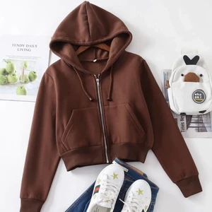 Huvtröja - Intressekoll på min bruna huvtröja från Shein i stl M, men sitter som XS/S om man vill. Jättefin och använt den fåtal gånger. Hör av dig för fler bilder💗 Köpt för 260kr och säljer för 200kr inklusive frakt.