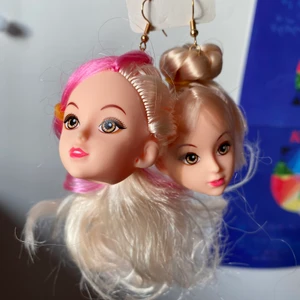 Barbie-örhängen - O använda örhängen med barbie-huvuden i rosa.💓 Köpte till halloween men glömde bort att använda de. Säljer endast till seriösa köpare😘