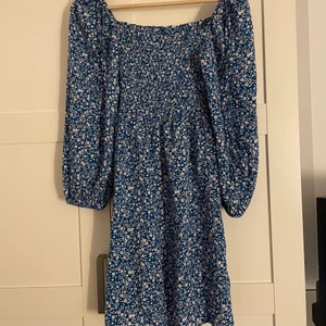 Klänning, offshoulder  - Säljer denna superfina klänning i stl M! 80 kr! Frakt tillkommer!❤️