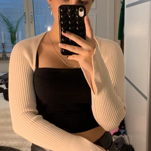 Kofttröja - Tröja eller kofta. Beige. 