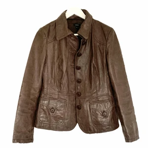 brun läderjacka - säljer vidare denna otroliga bruna äkta vintage läderjacka som är köpt här på plick, tyvärr kom den inte till så mycket användning som jag trodde </3 dm om du har några frågor/vill köpa!