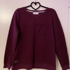 En tröja från Sailracing. - Jag har aldrig användt den. Original priset är 1000kr