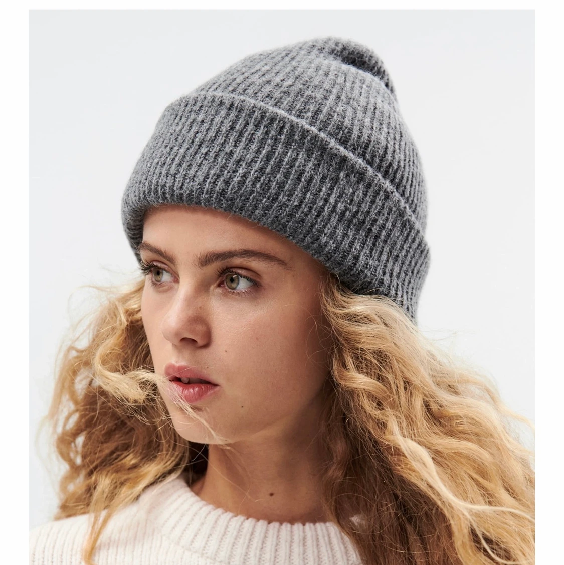 Zara mössa mörkgrå