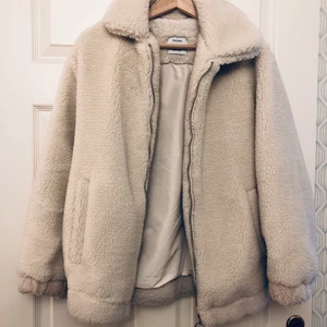 Bershka allvädersjacka - White - Använd ett fåtal gånger - Nu är den tyvärr för liten. Material och färg är fortfarande som nyskick.