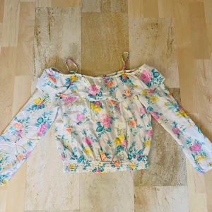 H&M summer shirt - To get these you must send the money “swish” while I am putting the package in the mailbox 📫 