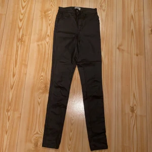 Skinnbyxor - Säljer dessa stretchiga skinnbyxor från Only i strl Xs. Helt oanvända. Kontakta mig om du är intresserad💕