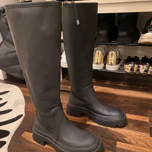 Zara stövlar strl 36 - Helt oanvända stövlar som är från Zara. Säljer på grund av fel storlek. Nypris 600kr. Priset kan dock diskuteras!                                        (OBS köparen står för frakten!)