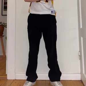 Manchester byxor - Snygga svarta Manchester byxor från weekday. Storlek M, aldrig använda. Modellen är 182cm💕 Buda i kommentarerna!