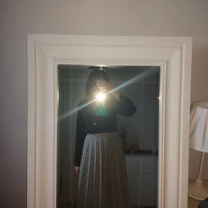 Retro kjol - Retro kjol köpt på en vintage affär där den även blivit omsydd och veckad. Snyggt rutigt mönster. Storlek mellan small-large. 250kr+frakt