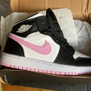 Jordans 1 mid  - Jag har precis fått hem mina jordans i fel storlek har inte testat dom och dom är i ny skick och dom kosta 2700kr och säljer dom för 2000kr
