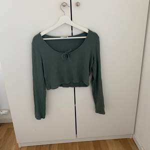 Grön tröja från monki, kroppad, bra kvalitet, storlek M. Säljer till första som skriver. (50kr+frakt). ( skriv vid fler bilder) 