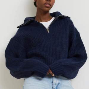 Superfin leslie knitted sweater från Gina! Använd några få gånger så i superfint skick, hör av dig om du undrar något🥰Helt slutsåld, nypris 400 kr