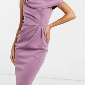 Klänning Stl 34-36  - Lila draperande fodralklänning i midilangd med bara axlar 