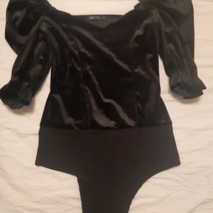 Prinsessbody - En super härlig body med prinsessvibes. Från NLY ONE 💗 Svart sammet (underdelen är ej i sammet) 🖤 Formar överkroppen 😍 Endast provad. Köparen står för alla fraktkostnader och fråga ej hur den sitter på mig, vill ej synas i bild.