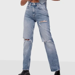 Jeans från nelly - Lite oversized jeans från Nelly / Ginatricot i nytt skick! Endast testade med lapparna kvar! 😍 storlek 36 / S