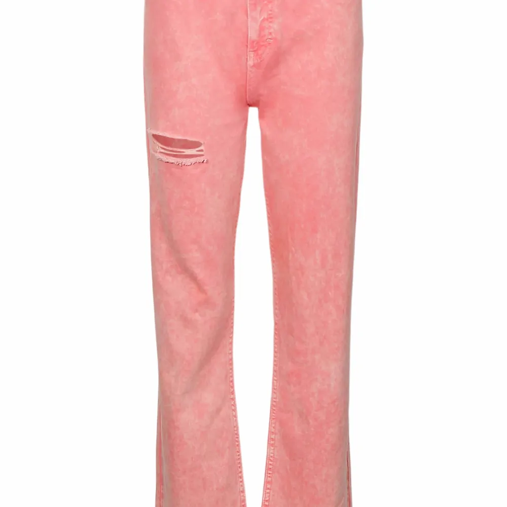 Helt nya jeans med etiketten på, i en super fin rosa färg, passform raka ben . Jeans & Byxor.