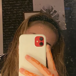 Svart glitter diadem - Säljer nu detta fina diadem från zara. Super fint svart med glitter stenar på. I princip aldrig använt🤍                                  Skriv privat för frågor eller fler bilder!  Köparen står även för frakt!🤍