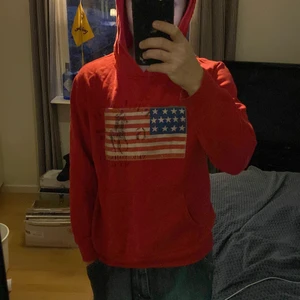 Ralph Lauren Hoodie - Hoodien är i bra skick men notera att det är large i barnstorleken mellan 14-16 år. Den sitter som en medium skulle jag säga.