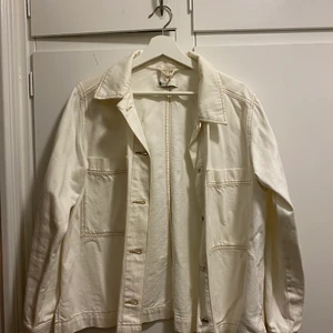 Skjorta/jacka från Gina - Tunnare jacka från Gina, fungerar att ha som skjorta. 