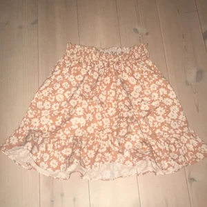 Kjol - Super fin kjol från shein och aldrig använd (köparen står för frakten)