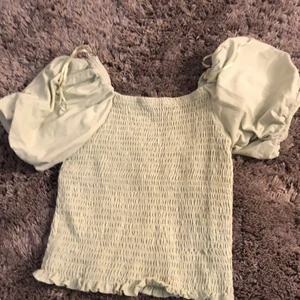 Topp - Säljer denna topp i storlek s! Från Gina❤️ väldigt bra skick använd ändast typ 2 gånger! Kan mötas upp i Stockholm💗säljer denna nu för 40kr och nypris är 250kr tror jag de va💗den ser liten ut men är väldigt utöjbar 