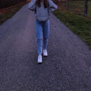 Mom Jeans från Gina Tricot  - Ett par snygga jeans i fint skick från Gina. Dem är i storlek 34 och hålen på knäna har jag klippt själv, köparen står för frakten. Säljes eftersom dem har blivit korta i benen för mig som är 165, kom privat för fler bilder.