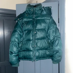 Bikbok jacka  - Säljer min vinterjacka som använder förra säsongen, sparsamt använd! Jackan är både varm och bekväm samt väldigt mysig! Storleken på jackan är S men fungerar för vem som egentligen, då jackan är lite overzise i modellen! Kan självklart  fraktas också! Den som budar högst får köpa jackan! Bara att höra av sig vid frågor🌈🌈