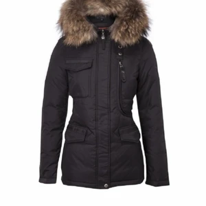 Hollies jacka i stl xs/s - Säljer mina fina hollies jacka pågrund av att jag har köpt en ny vinter jacka. Har en använt bara använt den 1 vinter. Det är äkta päls! Pris kan diskuteras vid snabbaffär!