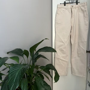  & Other Stories Jeans - Säljer dessa ljusbeiga jeans från Stories då de tyvärr är alldeles för små för mig (därav ingen bild på passformen!). Inget att anmärka på skicket. Underbar färg, önskar att jag kunde använda dessa! Köparen står för frakt alternativt kan jag mötas upp i Lund.