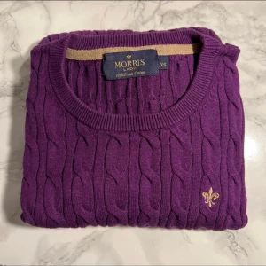 Morris stickad tröja - Säljer min stickade morris tröja, helt oanvänd! Endast testad i butik (av mig) och min lillasyster hemma (på bild). Säljer den då den inte längre faller mig i smaken och var osäker på färgen redan vid köp, men köpte den ändå💕💕 