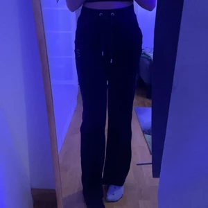 Juicy couture byxor mörkblå - Jag är 159 och har xs men dom har krympt lite i tvätten så dom är som xxs Har använt dom fåtalgånger 