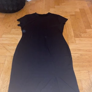 Klänning  - Använd några gånger, har en slit fram