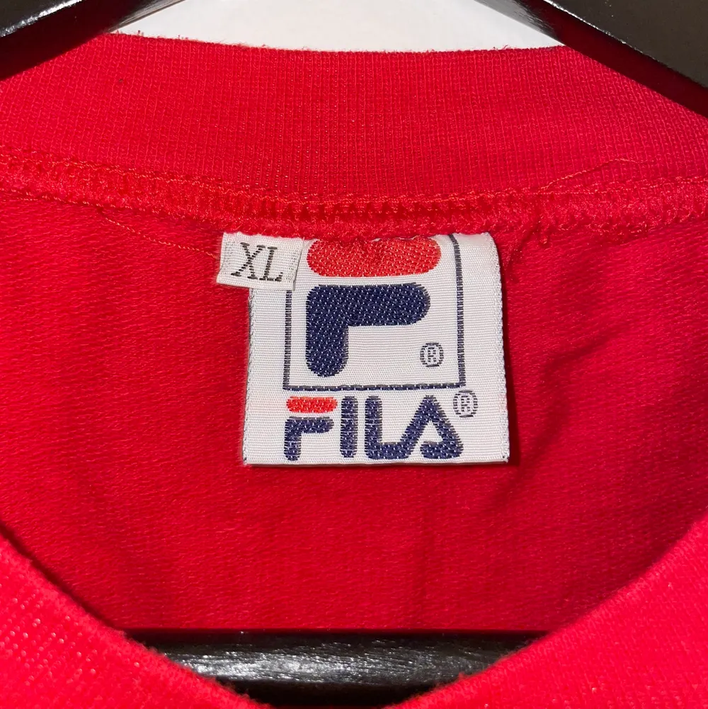Röd Fila T-shirt, kommer tyvärr inte till användning så säljer av den, storlek XL. T-shirts.